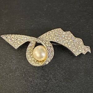 Elegant Silver Rhinestone Brooch with Pearl Accent. Stunning!
